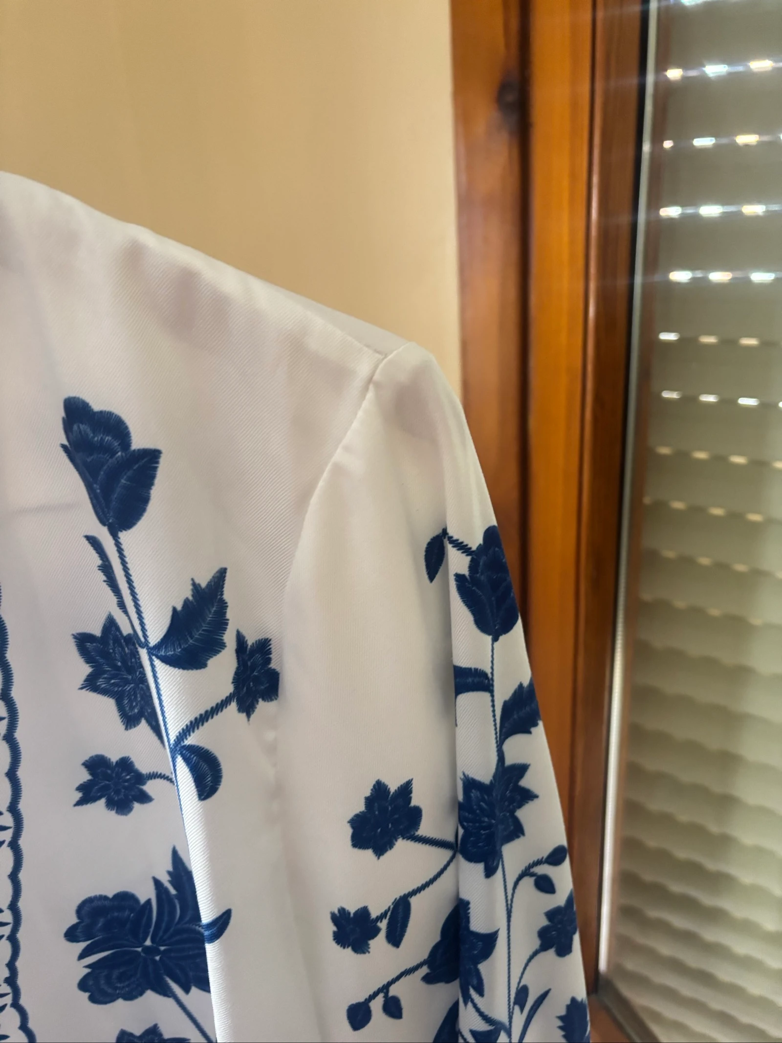 Blusa blanca con bordados azules – photo 3